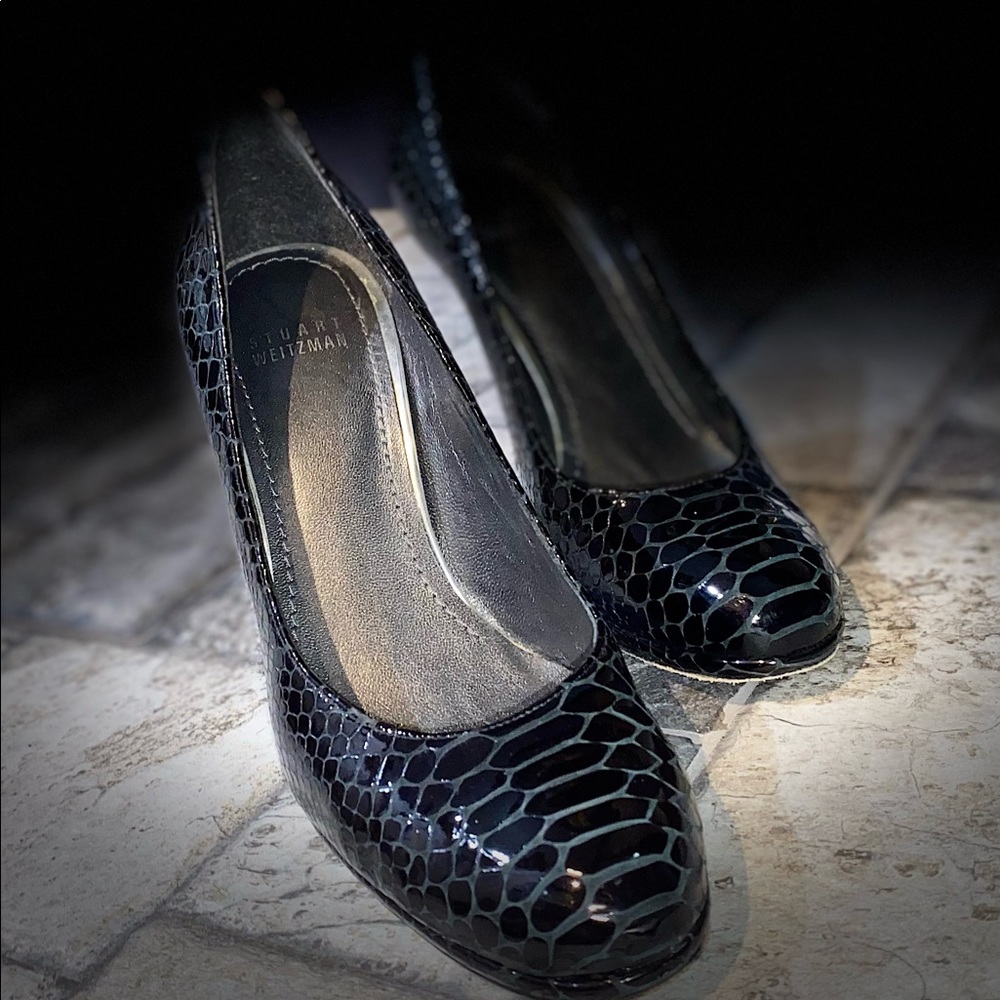 Stuart Weitzmam - Size 7.5 Alligator pat- Closed Toe, Gently used - wear on sole